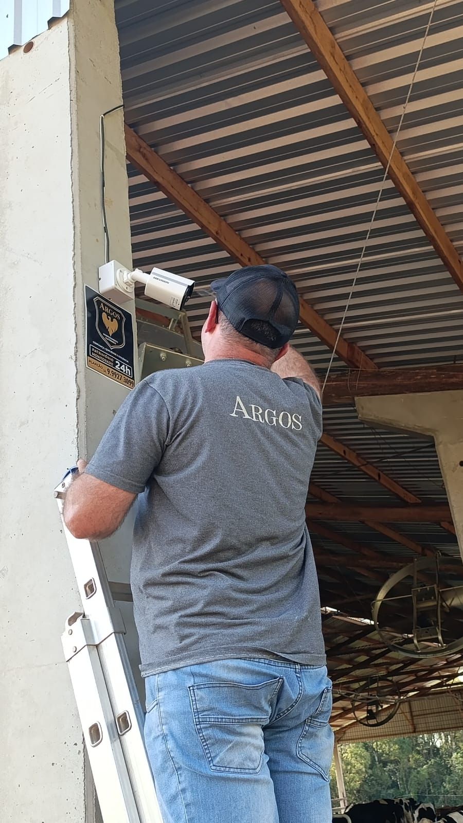 Técnico da Argos instalando câmera de segurança
