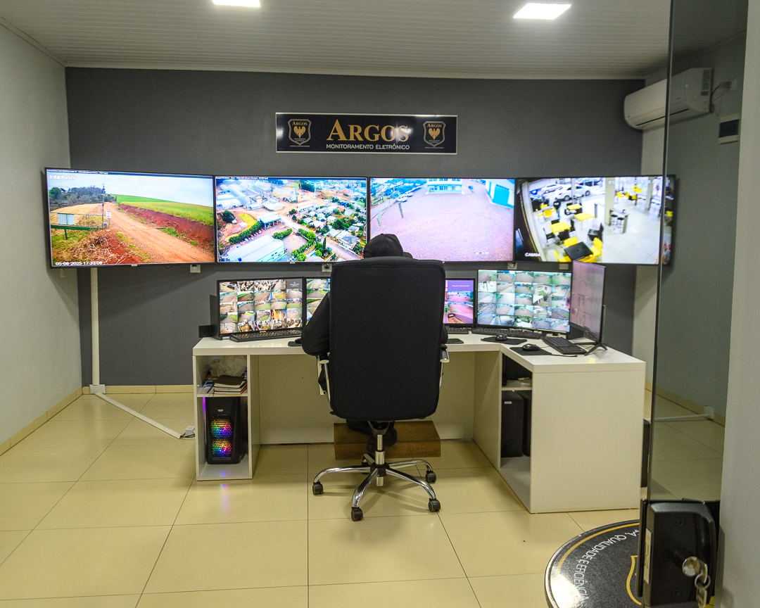 Central de monitoramento da Argos com operador acompanhando as câmeras