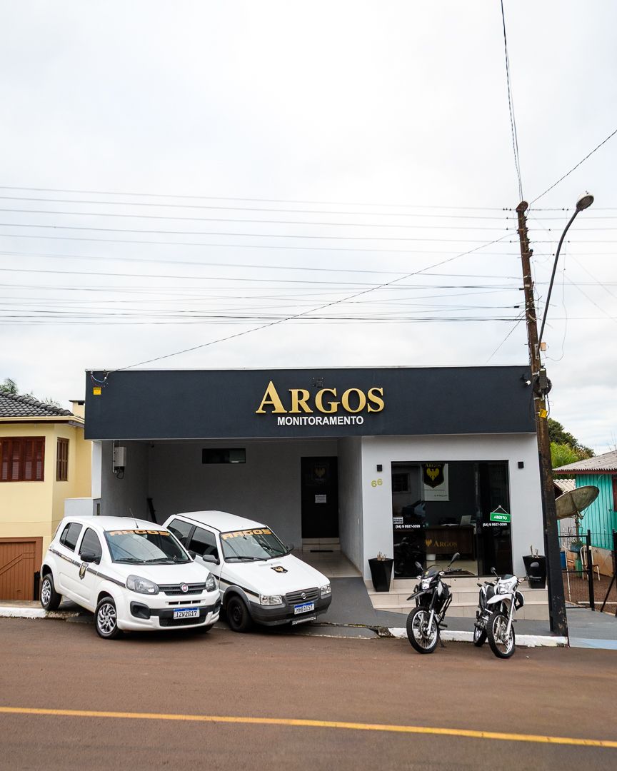 Fachada da sede da Argos Monitoramento Eletrônico, com viaturas estacionadas