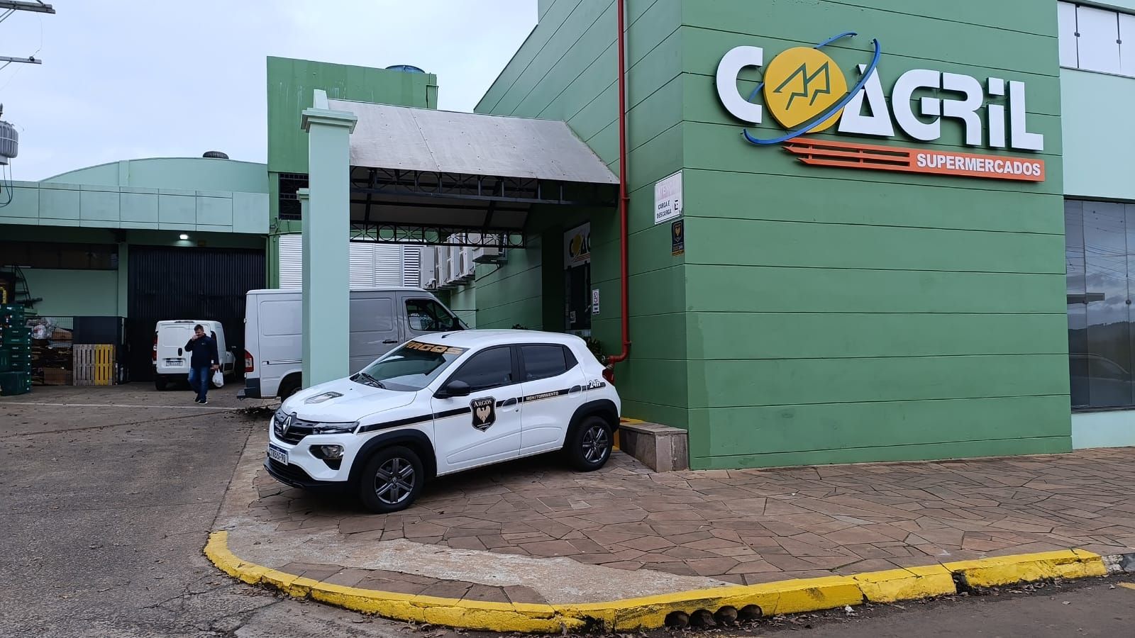 Viatura da Argos estacionada durante ronda em estabelecimento comercial